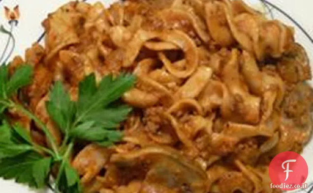 Casseruola di noodle di manzo macinato