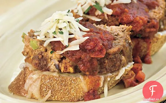 Polpettone di manzo e salsiccia con salsa rossa grossa su pane tostato al formaggio