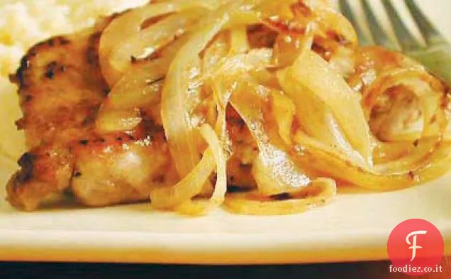 Braciole di maiale soffocate con cipolle e granella di cheddar
