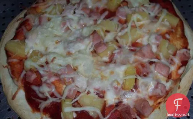 Pizza hawaiana ripiena di formaggio