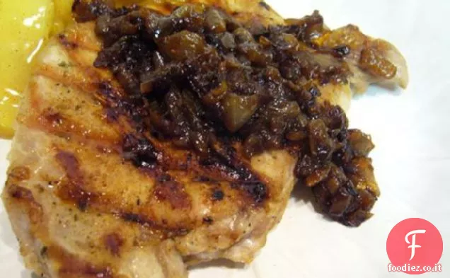 Costolette di maiale saporite con cipolle caramellate