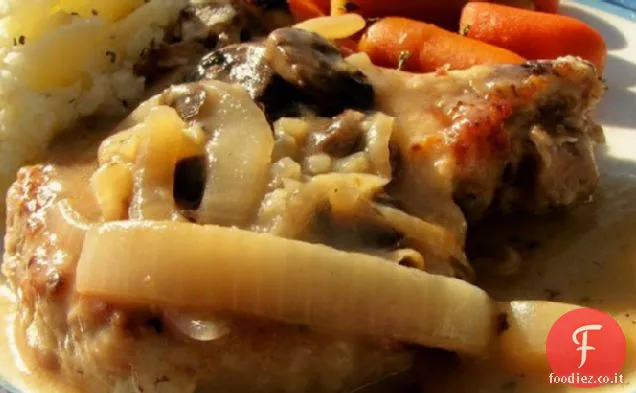 Costolette di lombo di maiale con sugo di cipolla ai funghi