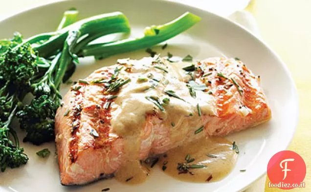 Salmone alla griglia con salsa di senape e vino