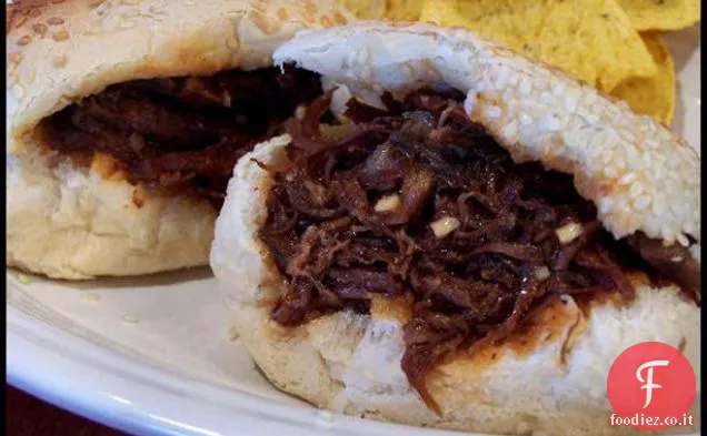 Manzo alla brace in panini croccanti