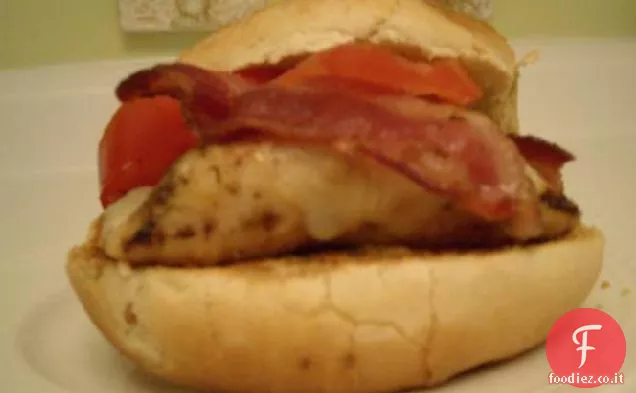 Pancetta alla griglia e hamburger di pollo svizzero