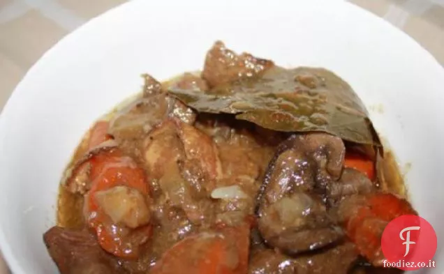 Pentola di coccio Stufato di cervo con pancetta e funghi