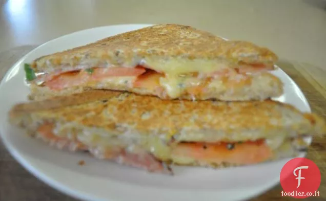 Panini alla griglia con cheddar, pomodoro e pancetta