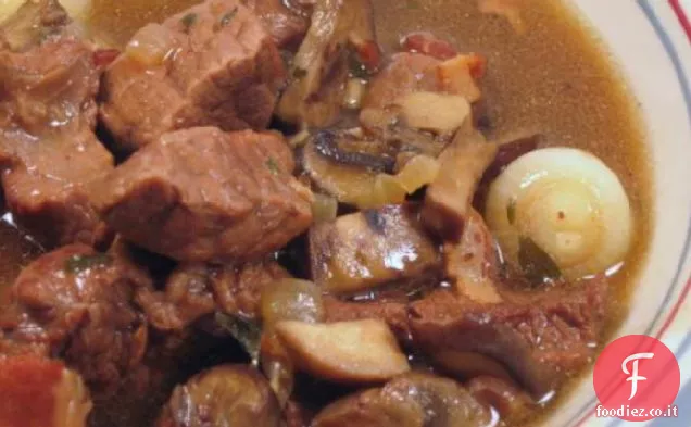 Manzo in umido con vino rosso con cipolle e funghi