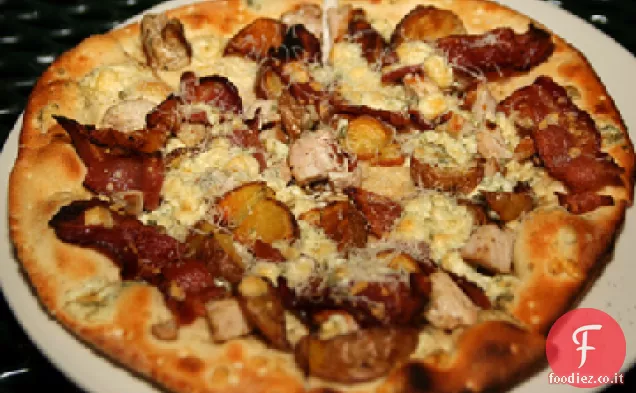 Pizza al cheeseburger con pancetta