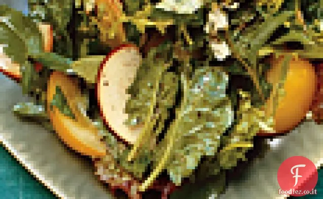 Verdi da giardino con pomodori gialli e pesche
