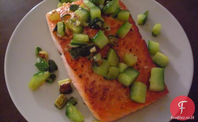 Salmone selvatico saltato con cetrioli burro marrone