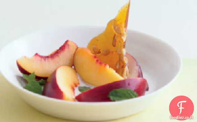 Nettarine con Crema di Ricotta e Vaniglia e Croccante di Pinoli
