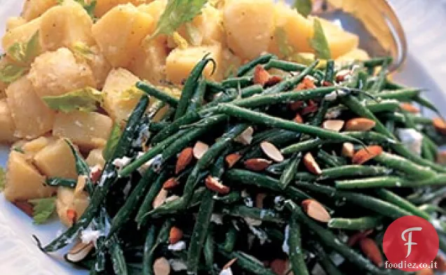 Insalata di fagiolini e formaggio di capra con mandorle