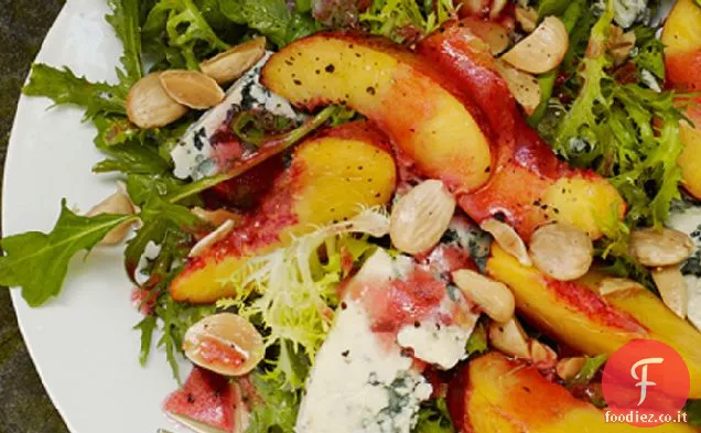 Insalata di nettarine e formaggio blu con vinaigrette di prugne