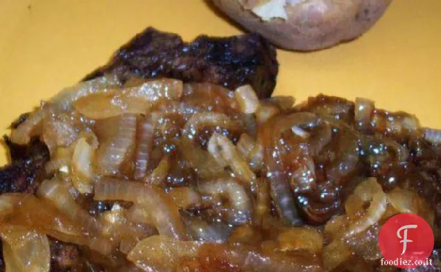Deliziosa bistecca con marinata di cipolla