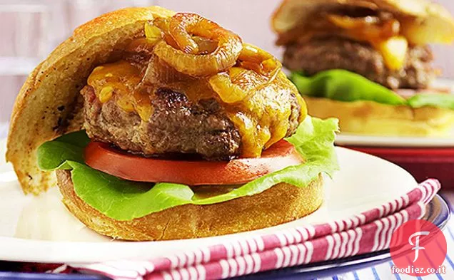 Hamburger di bacon-Cheddar con cipolle caramellate