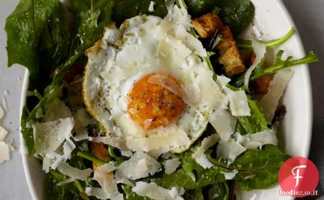 Tarassaco verdi con un uovo fritto, crostini, e condimento di acciughe da 'Franny's