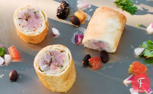 Burrito di tonno con salsa fresca e salsa di fagioli neri