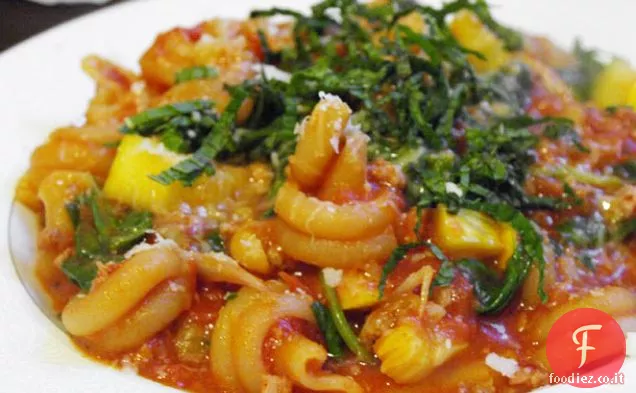 Padella di pasta con salsiccia, zucca e spinaci
