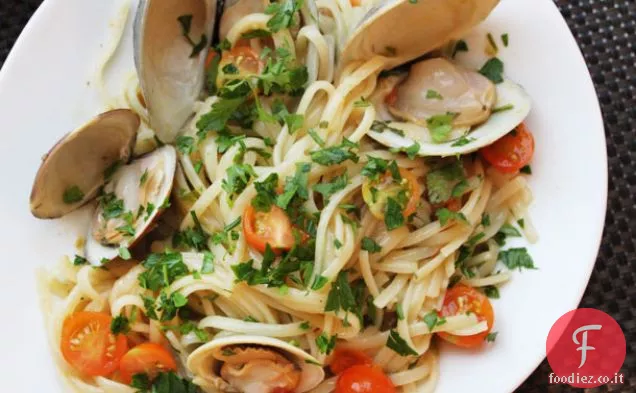 Vongole con Linguine, Aglio e Pomodori