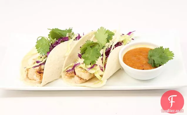 Tacos di pesce Mahi Mahi con Slaw Chipotle e salsa di ananas arrosto