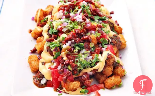 Totchos (Tater Tot Nachos) con salsa di formaggio, salsa di pomodoro carbonizzato, chorizo e Jalapeños in salamoia