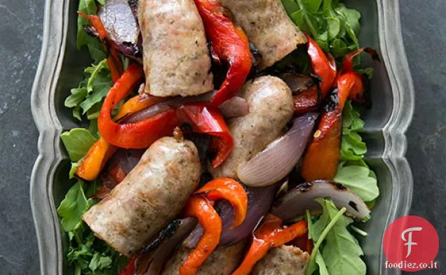Salsiccia italiana alla griglia con peperoni, cipolle e rucola