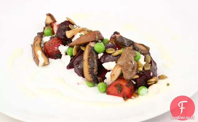 Insalata di funghi selvatici, barbabietola arrosto e formaggio di capra con purea di cipolle