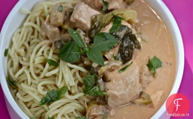 Pollo alle arachidi e tagliatelle all'uovo cinesi con Baby Bok Choy e Baby Corn