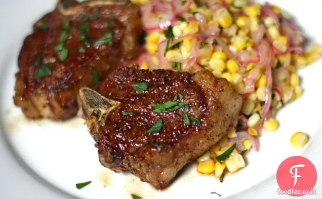 Spice strofinato costolette di agnello con insalata di mais
