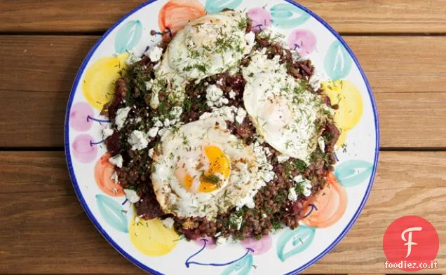 Insalata di barbabietole e lenticchie con Feta e uova fritte