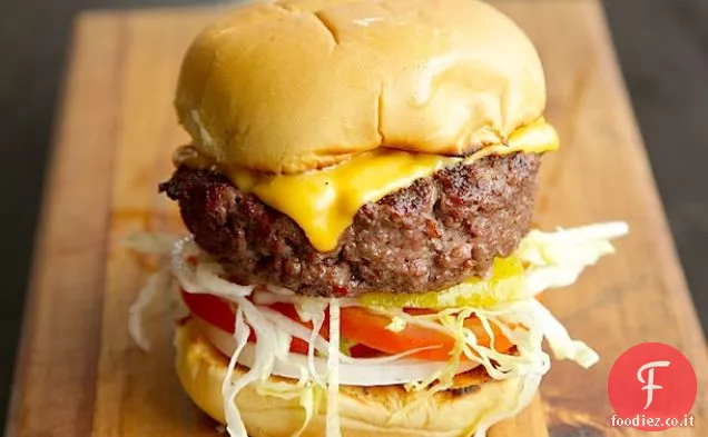 Cheeseburger alla griglia fatti in casa spessi e succosi
