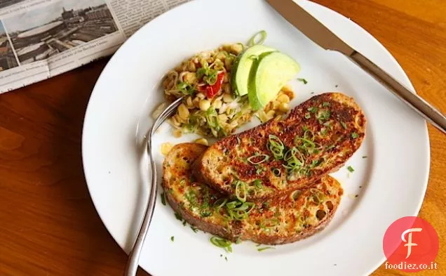 Pane tostato francese in crosta di formaggio salato con aglio e parmigiano