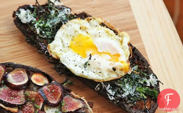 Tartine di cavolo nero, parmigiano e uovo fritto