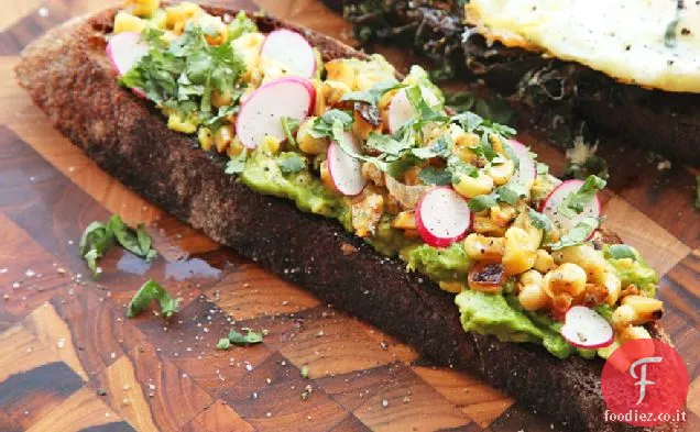 Tartine di mais, avocado e ravanello