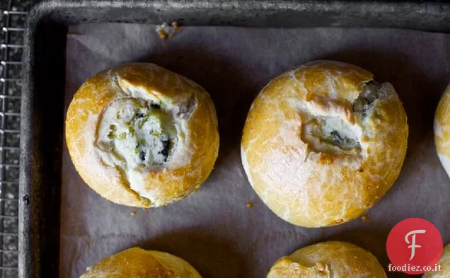 Knish di patate rosse con cavolo nero, porri e crema di formaggio