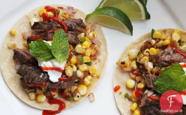 Facile padella Bistecca Tacos con mais carbonizzato e Sriracha