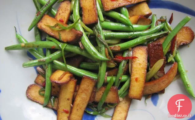 Fagiolini saltati in padella e tofu secco a cinque spezie