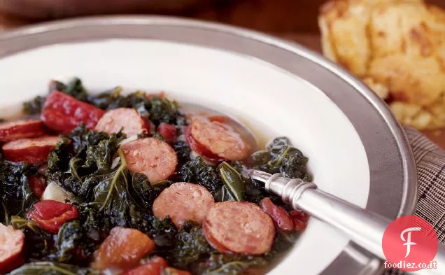 Zuppa di cavolo piccante con salsiccia di Andouille