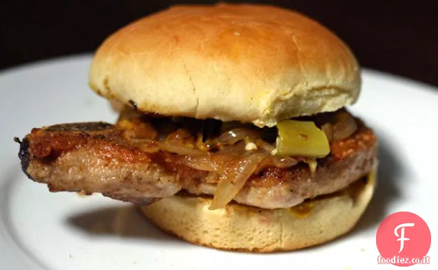 Panino con braciola di maiale con osso
