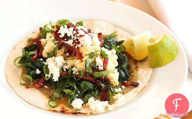 Tacos per la colazione con uova, spinaci e pancetta