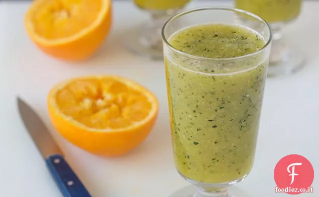 Cetriolo refrigerato e succo d'arancia con origano