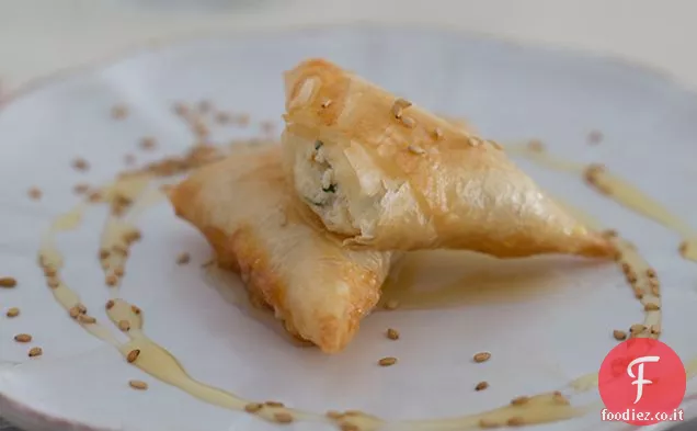 Triangoli Fillo Ripieni di formaggio fresco (briouats bil jben)