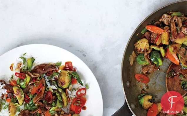Cavoletti di Bruxelles e bistecca saltate in padella