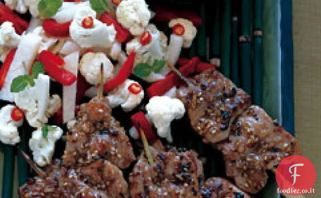 Satay di maiale con sottaceti di verdure fresche