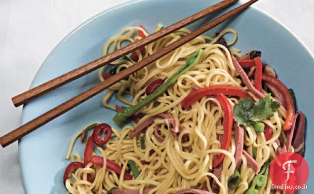 Tagliatelle all'uovo cinesi con anatra affumicata e piselli di neve