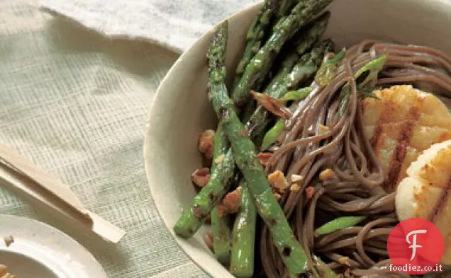 Soba con Asparagi alla griglia e Capesante di mare con Salsa dolce di Miso