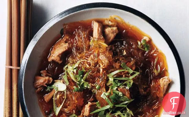 Zuppa di noodle di maiale con cannella e anice