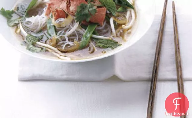 Zuppa di noodle di manzo in stile vietnamita
