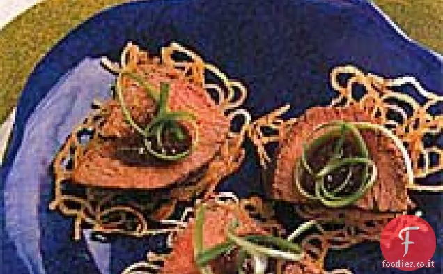 Ginger-Hoisin Manzo e scalogno su torte di noodle croccanti